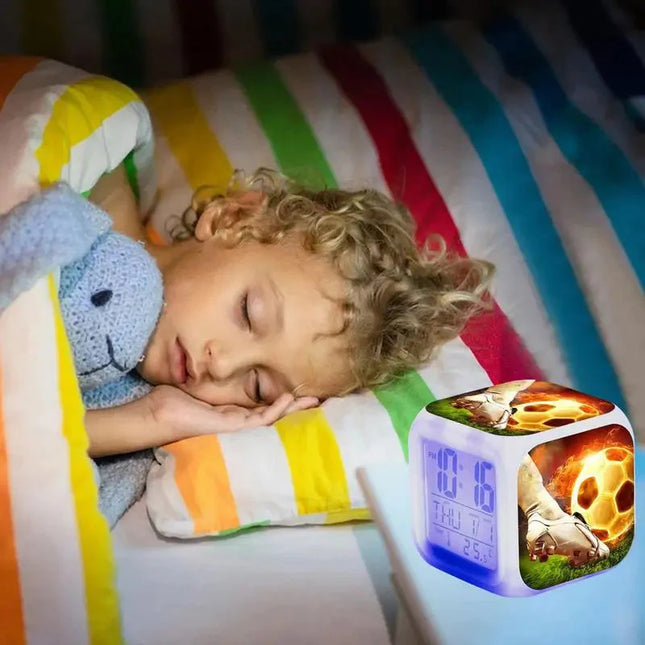 Cyfrowy budzik kostka z motywem piłkarskim