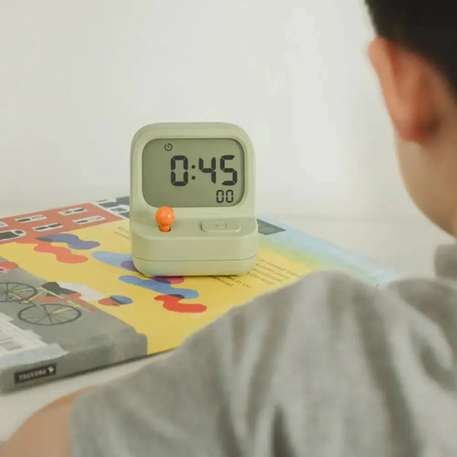 Oryginalny cyfrowy budzik dla chłopca