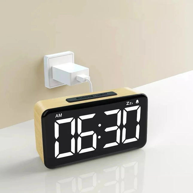 Drewniany budzik LED z dużymi cyframi