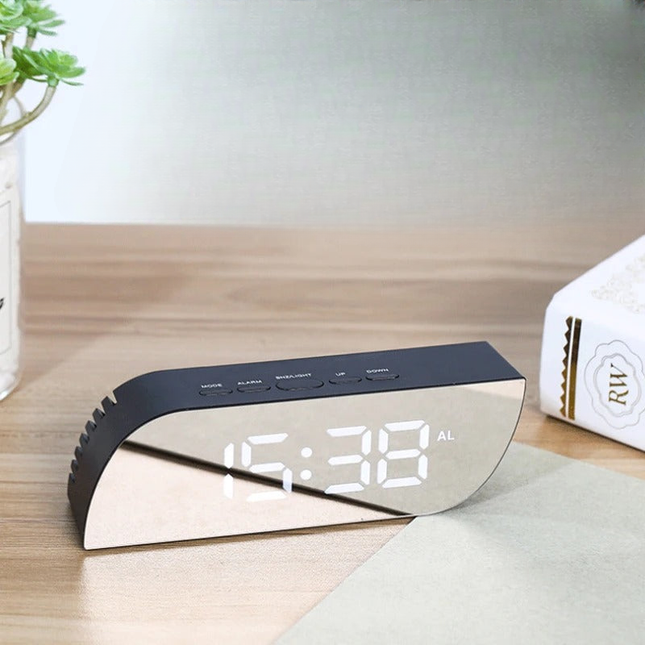 Nowoczesny budzik lustrzany z wyświetlaczem LED