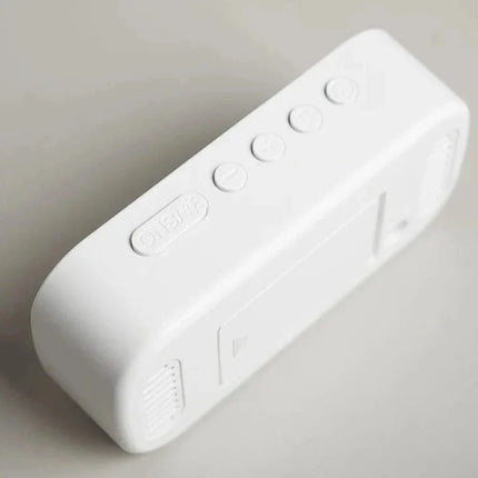 Lustrzany budzik z dużymi cyframi