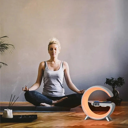 Lampa budzik z muzyką i ładowarką