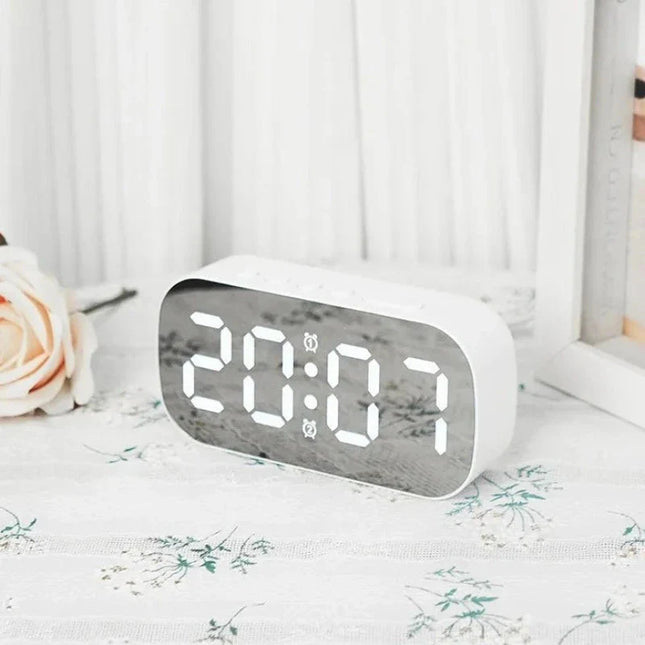 Lustrzany budzik LED zasilany sieciowo