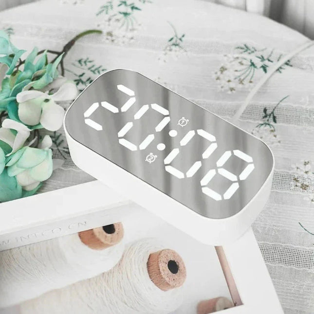 Lustrzany budzik LED zasilany sieciowo