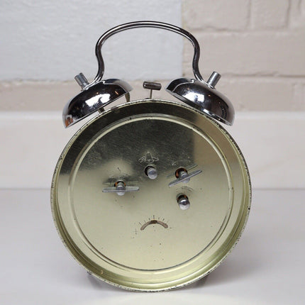 Klasyczny budzik mechaniczny z sekundnikiem