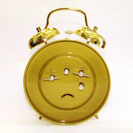 Złoty mechaniczny budzik w stylu vintage