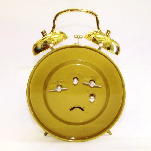 Złoty mechaniczny budzik w stylu vintage