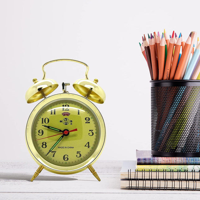 Złoty mechaniczny budzik w stylu vintage