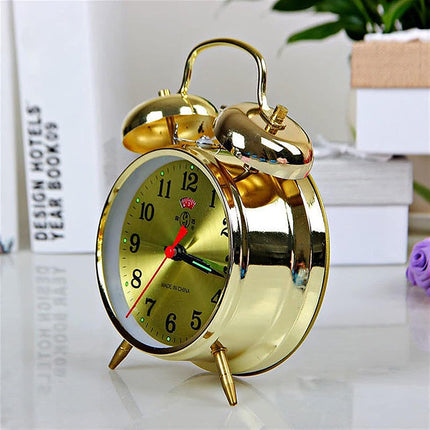 Złoty mechaniczny budzik w stylu vintage