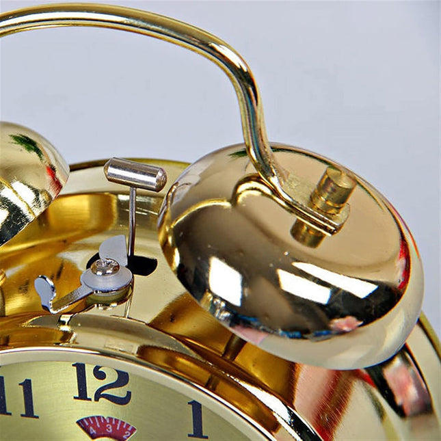 Złoty mechaniczny budzik w stylu vintage