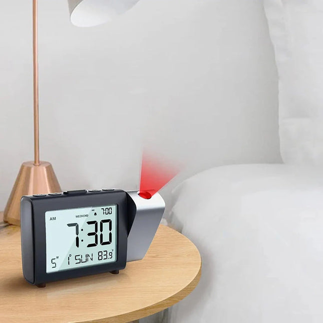 Budzik projekcyjny zasilany na baterie