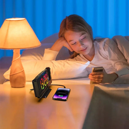 Elektroniczny budzik z projektorem na sufit