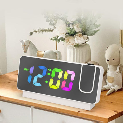 Budzik z projektorem i portem USB