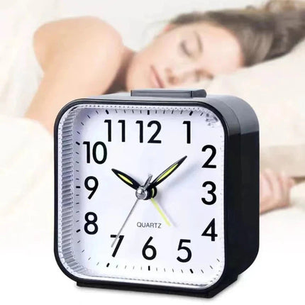 Prosty kwadratowy budzik analogowy na baterie