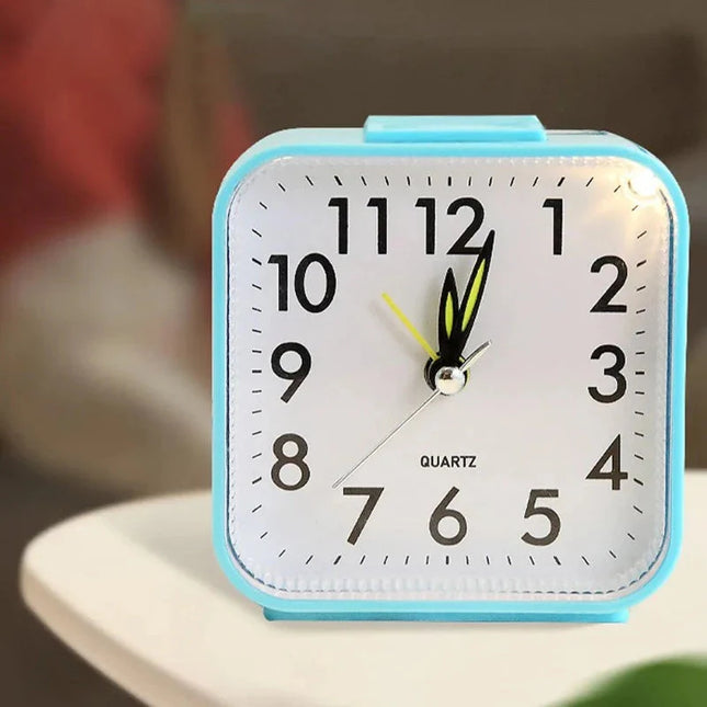Prosty kwadratowy budzik analogowy na baterie