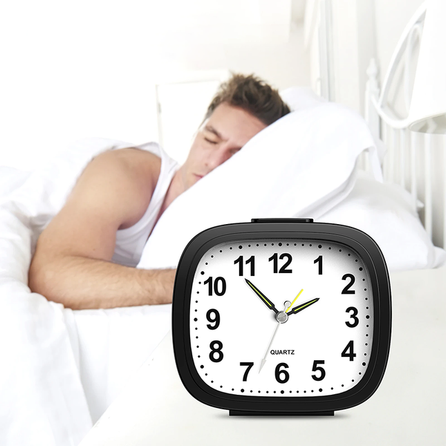 Prosty i czytelny budzik analogowy kwarcowy