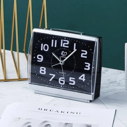 Czytelny budzik analogowy dla seniora