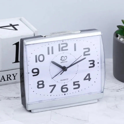 Czytelny budzik analogowy dla seniora