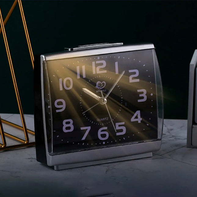 Czytelny budzik analogowy dla seniora