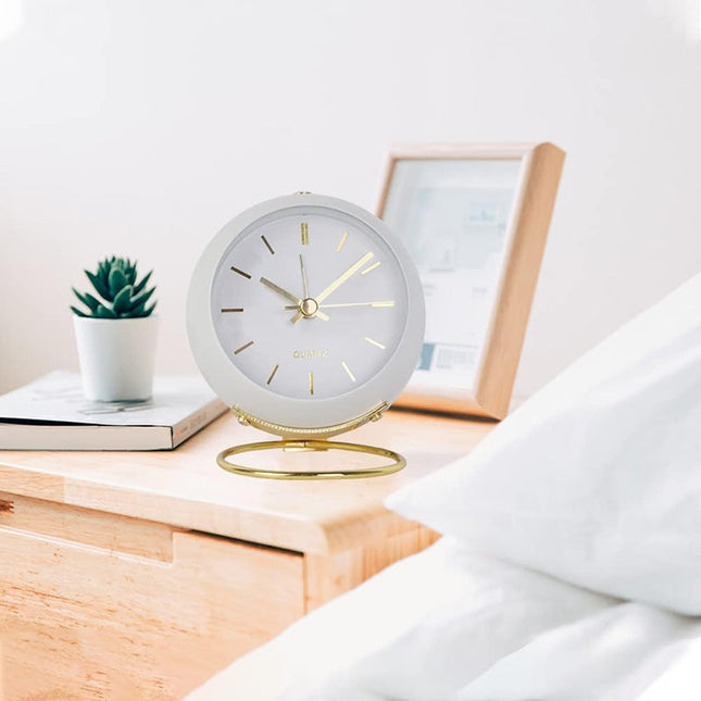 Biały okrągły budzik w stylu vintage