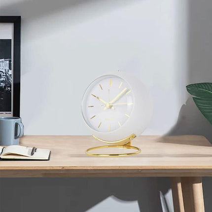 Biały okrągły budzik w stylu vintage