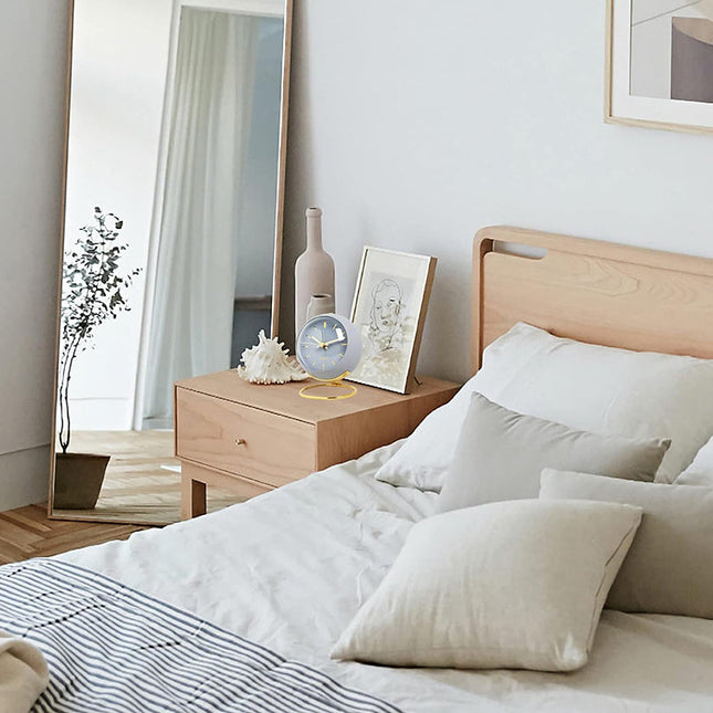 Niebieski budzik biurkowy w stylu retro