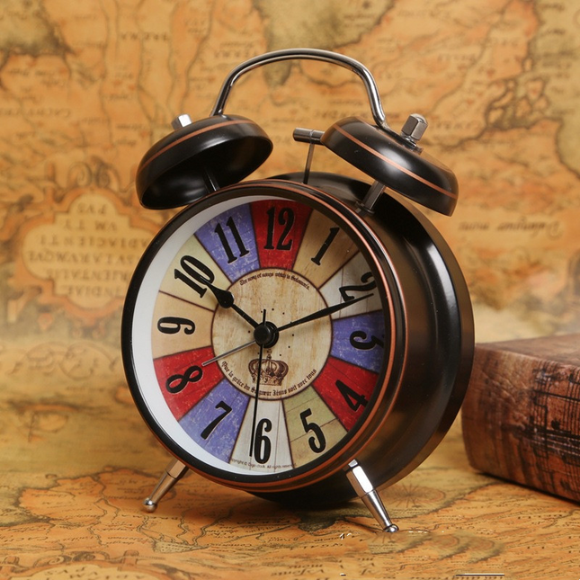 Budzik w stylu retro z podwójnym dzwonkiem