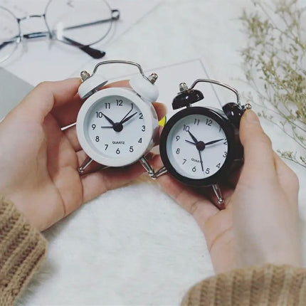 Mini budzik retro z głośnym alarmem