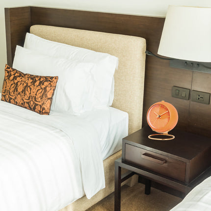 Pomarańczowy okrągły budzik w stylu retro