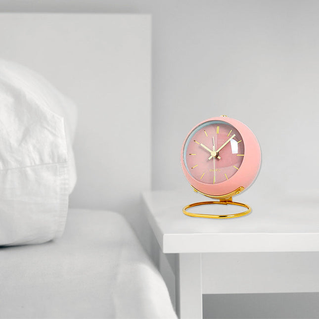 Różowy okrągły budzik w stylu vintage