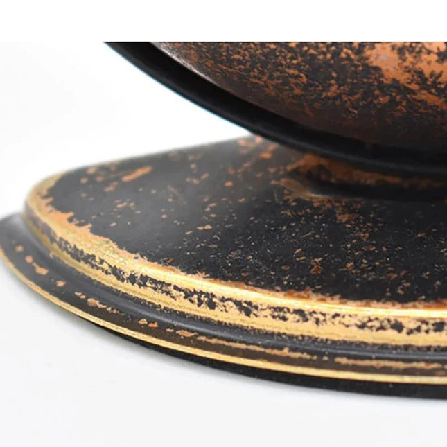 Stary okrągły budzik mechaniczny retro